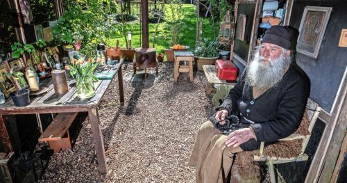 Josef van de Berg in Neerijnen bij  huisje foto door Rias immink